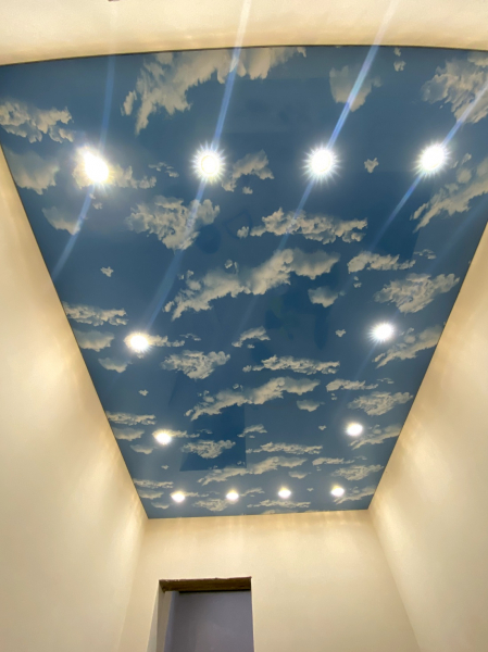 Матовый бесшовный потолок на лоджии 3 м²