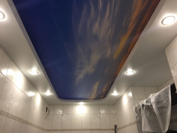 Черные натяжные потолки в ванной 3 м²
