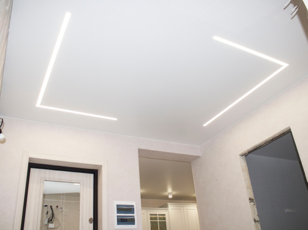 Фото матового натяжного потолка в коридор