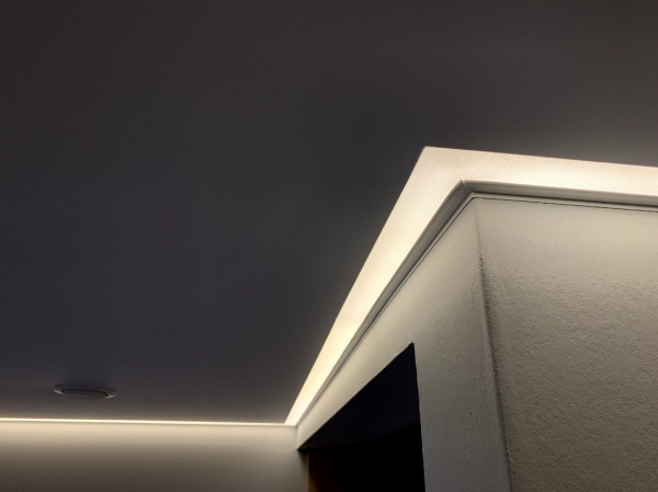 Пример натяжного потолка в прихожую