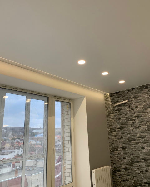 Фото натяжного потолка со скрытой нишей под карниз в спальню