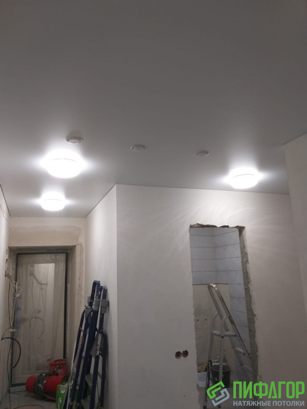Натяжные потолки с подсветкой в гостиной