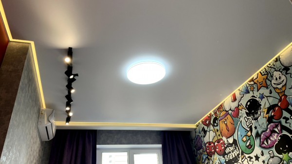 Фото натяжного потолка с подсветкой в детскую комнату