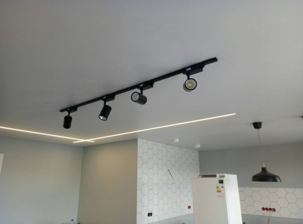 Натяжной потолок на кухню