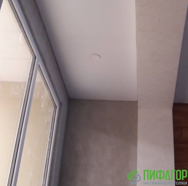 Натяжные потолки на балкон
