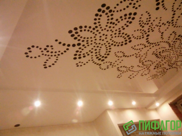 Натяжной потолок в спальне 25 м² с трековыми светильниками