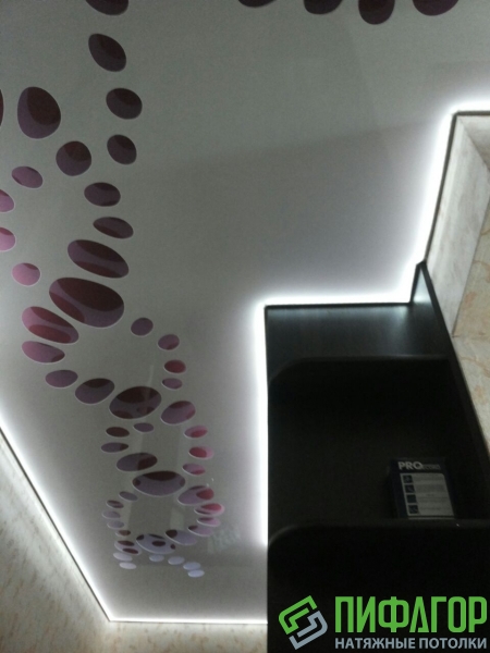 Матовый бесшовный потолок в коридоре 12 м²