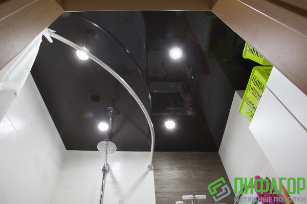 Натяжной потолок в ванной