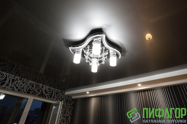 Цветные натяжные потолки