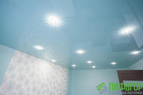 Цветные натяжные потолки