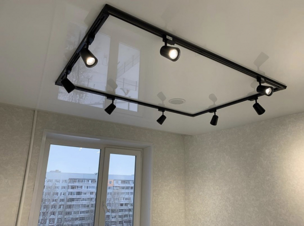 Натяжные потолки с трековыми светильниками